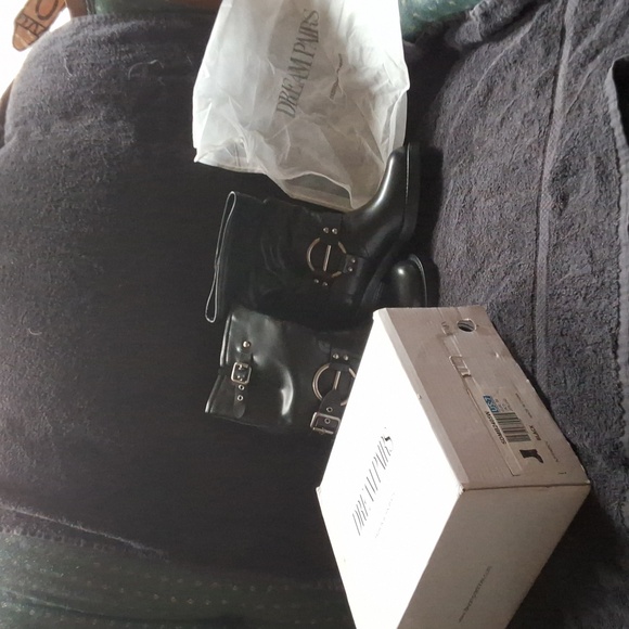 I am selling a brand new pair of Moto boots with original box and protective bag - Picture 2 of 7